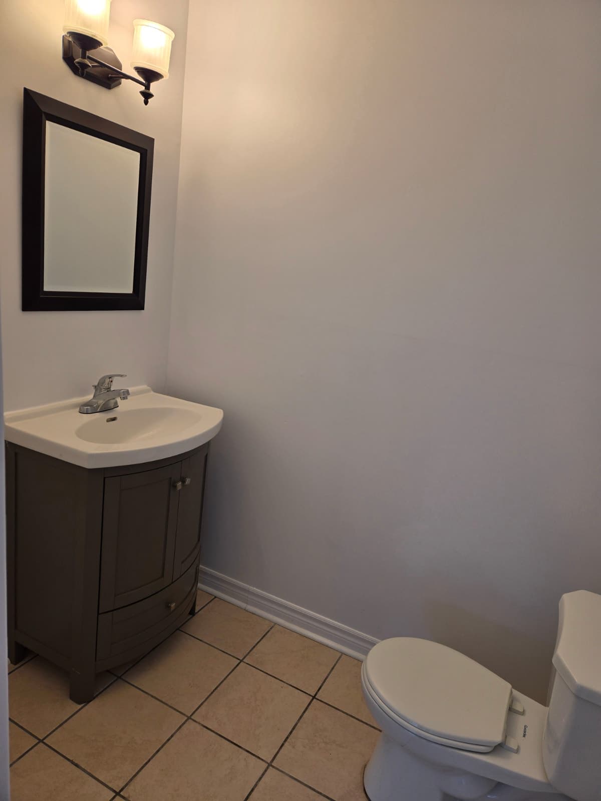 Industrial unit for rent with roll-up door in Oakville