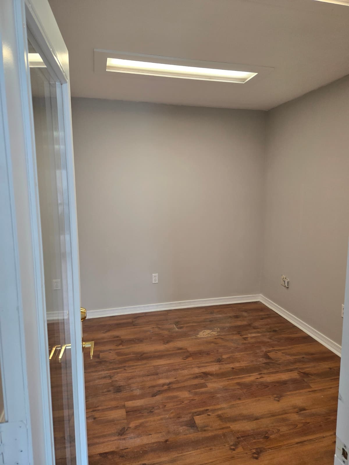 Industrial unit for rent with roll-up door in Oakville