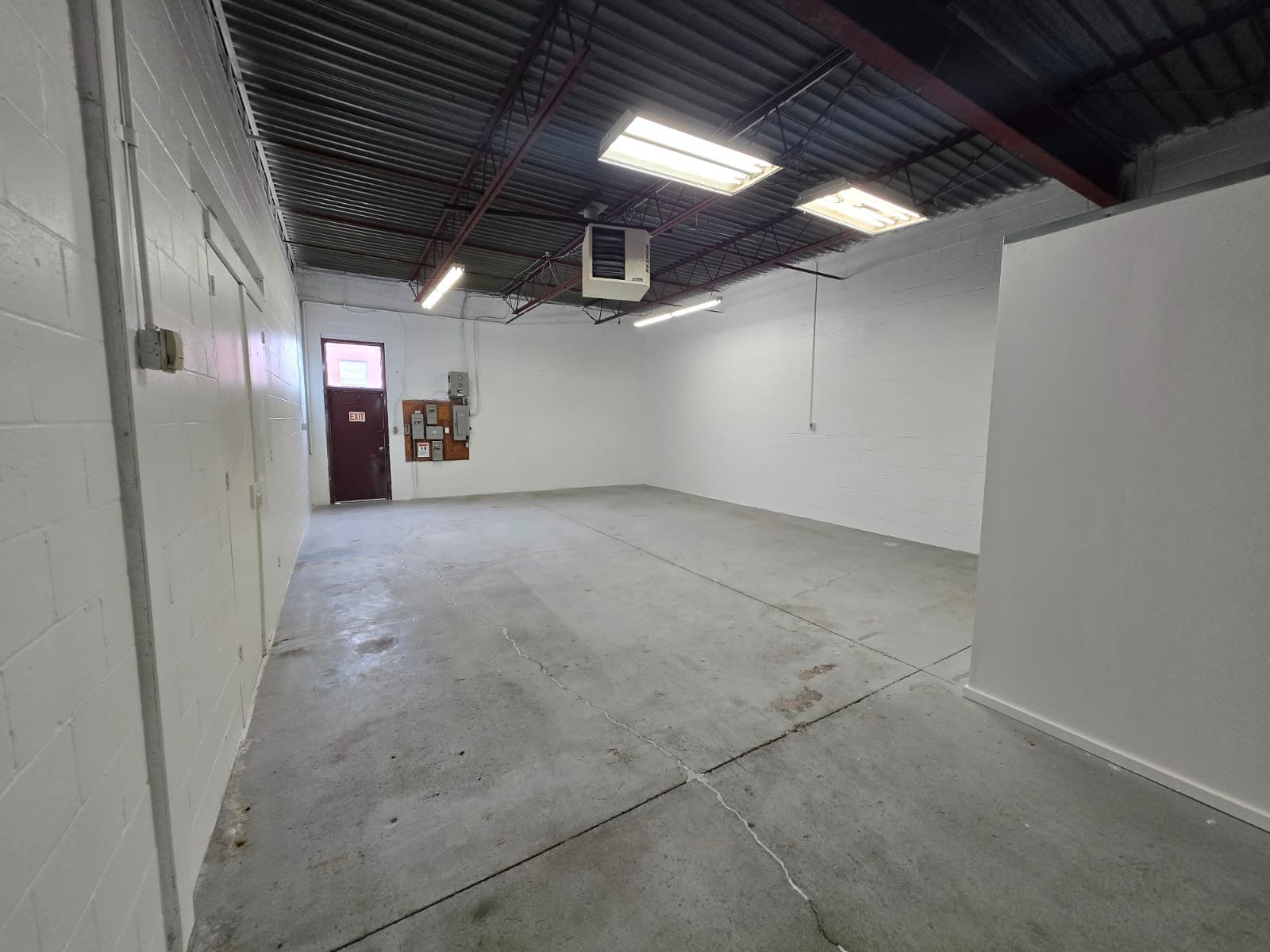 Industrial unit for rent with roll-up door in Oakville