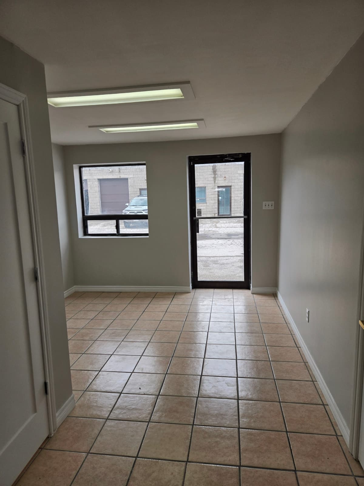 Industrial unit for rent with roll-up door in Oakville