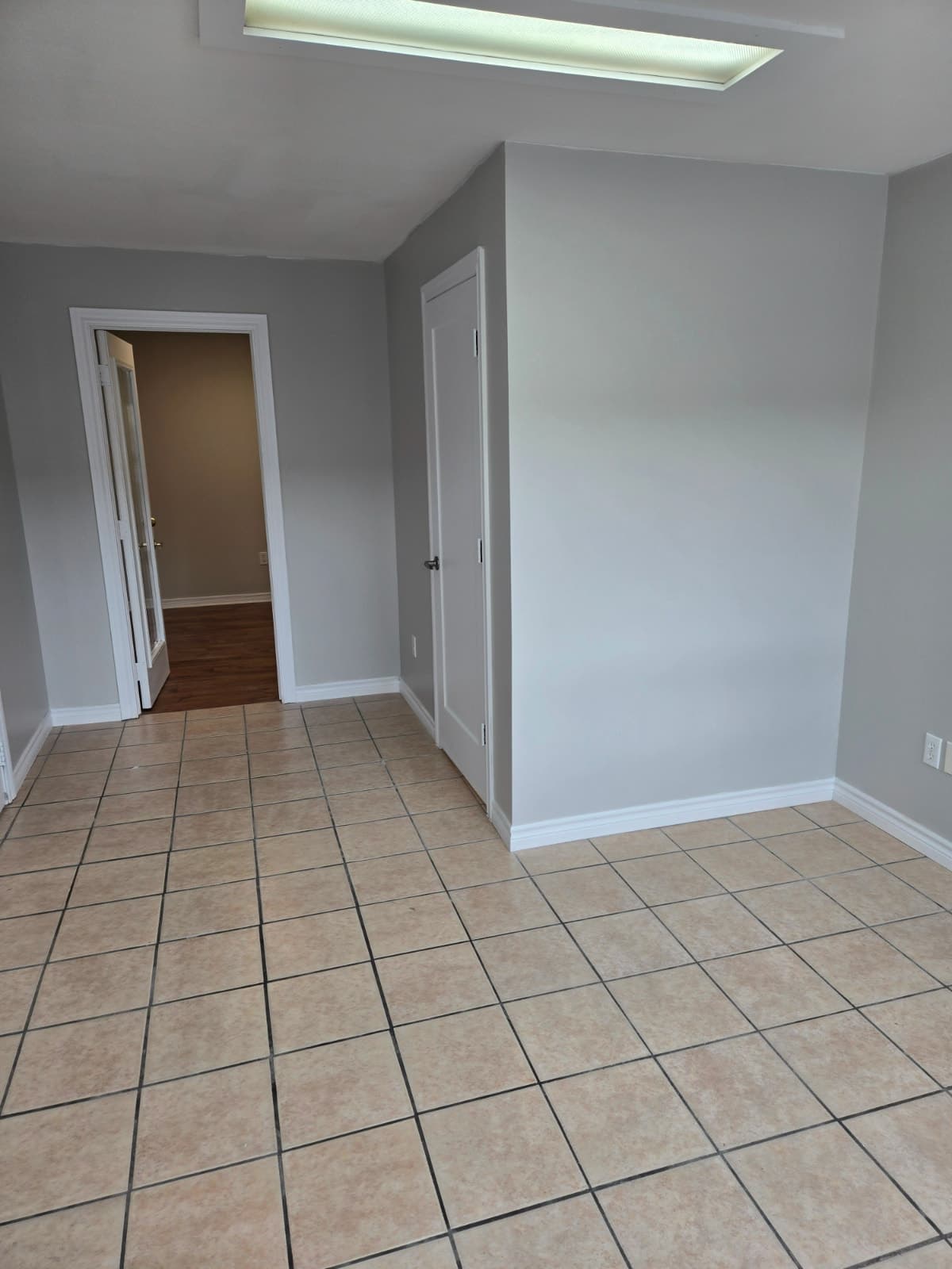 Industrial unit for rent with roll-up door in Oakville