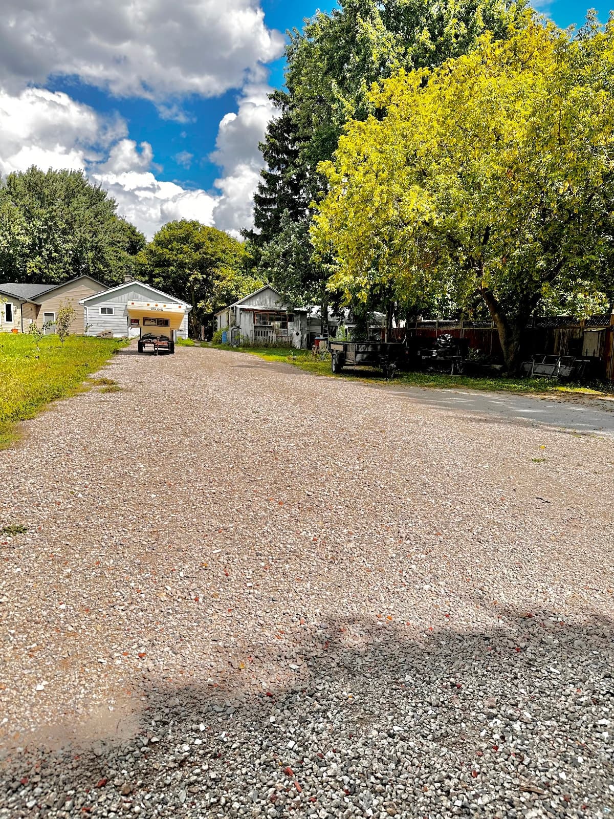 Long driveway parking for RVs, trailers, boats & vehicles