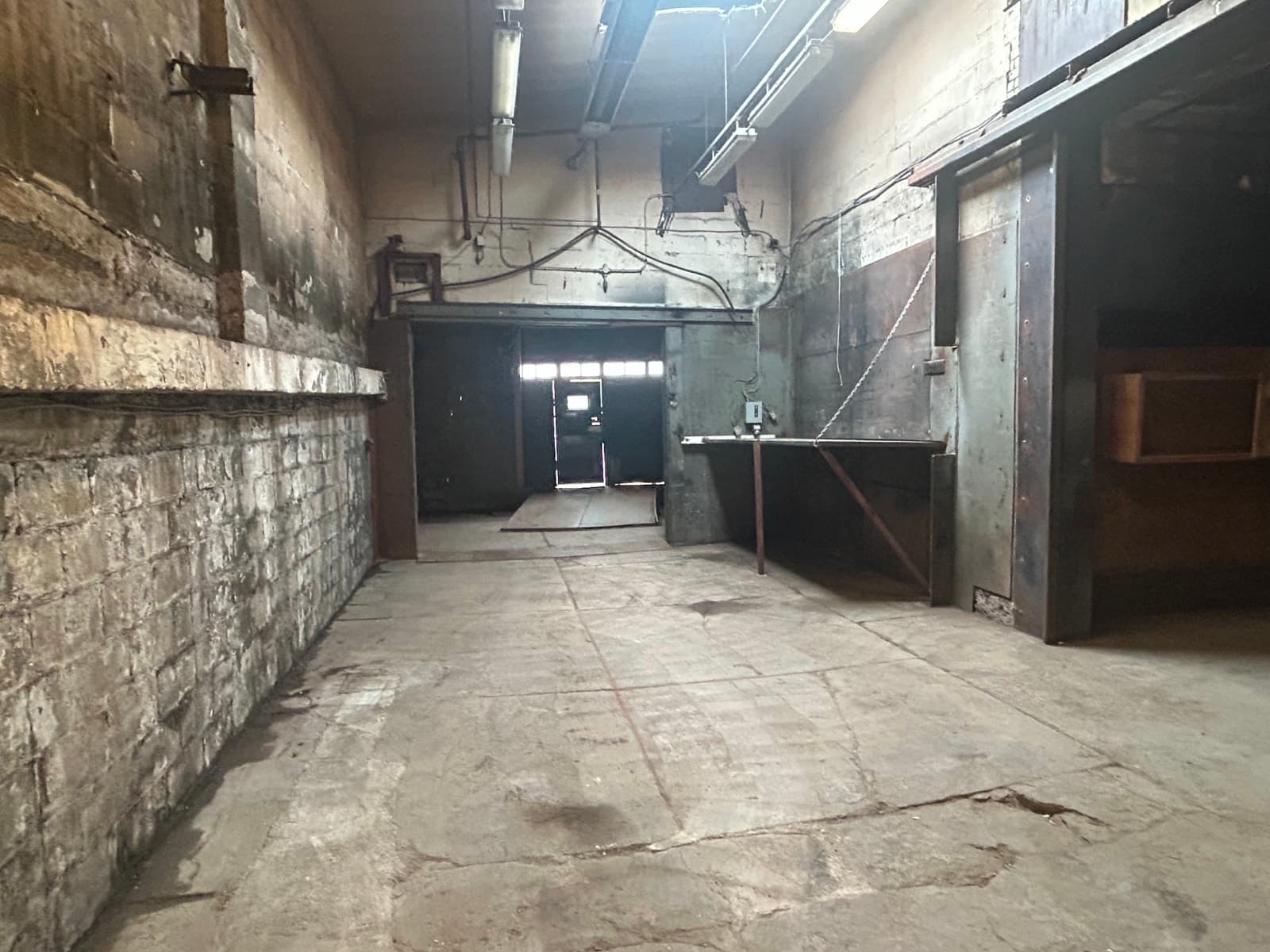 1,250 sq ft warehouse unit with roll-up door in Leaside