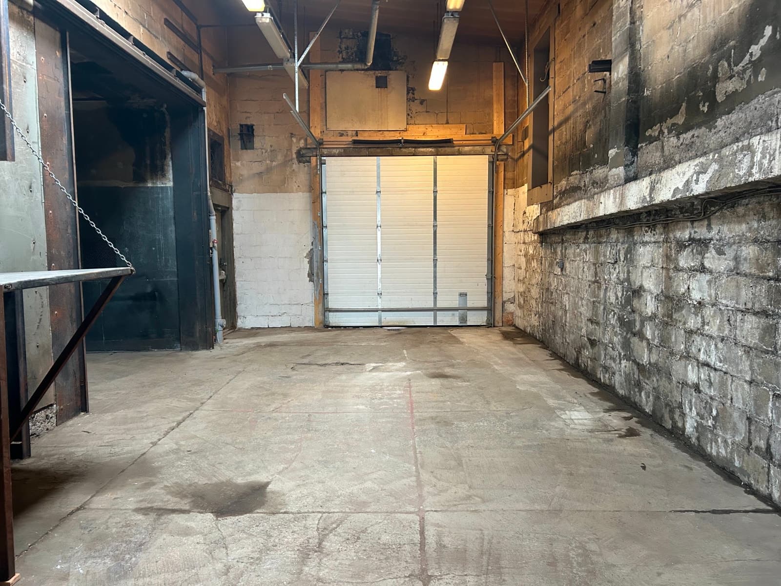 1,250 sq ft warehouse unit with roll-up door in Leaside