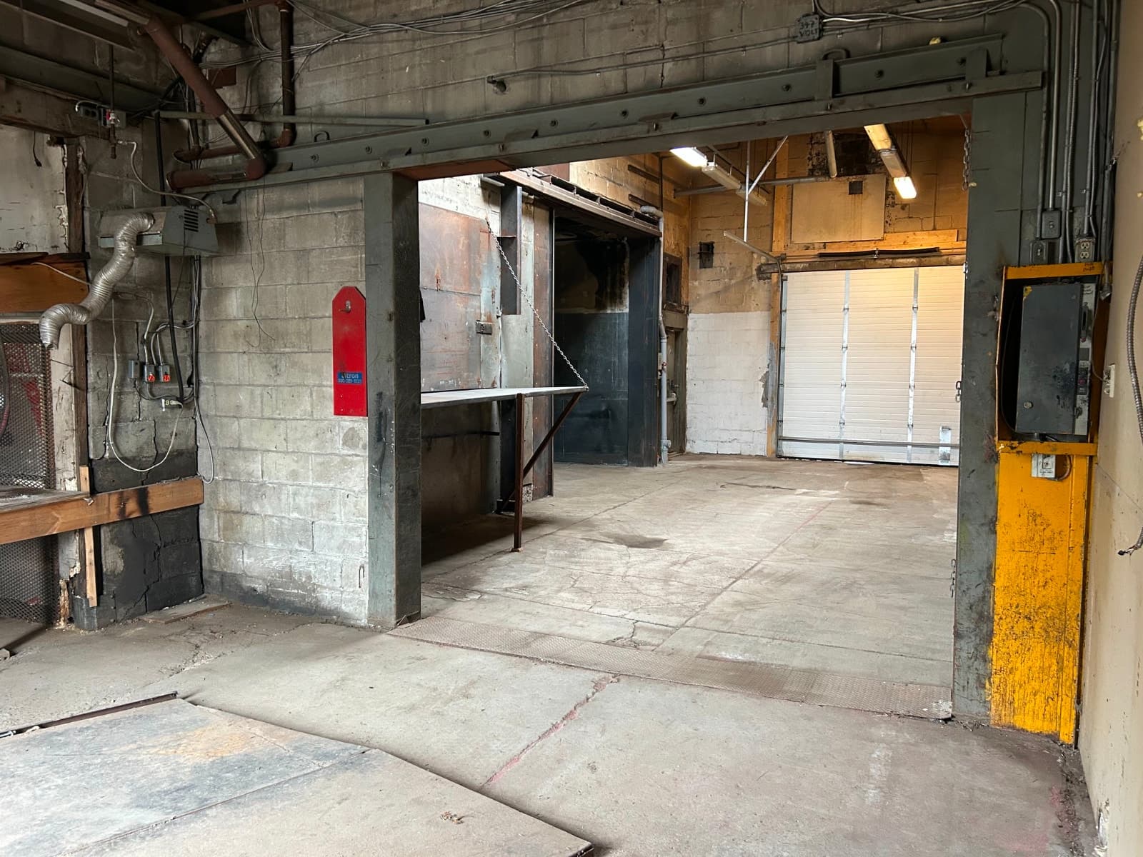 1,250 sq ft warehouse unit with roll-up door in Leaside
