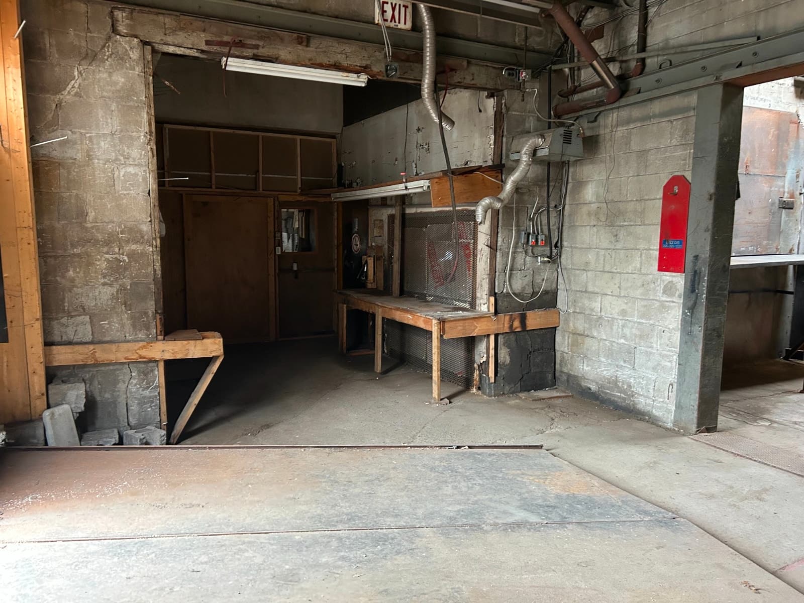 1,250 sq ft warehouse unit with roll-up door in Leaside