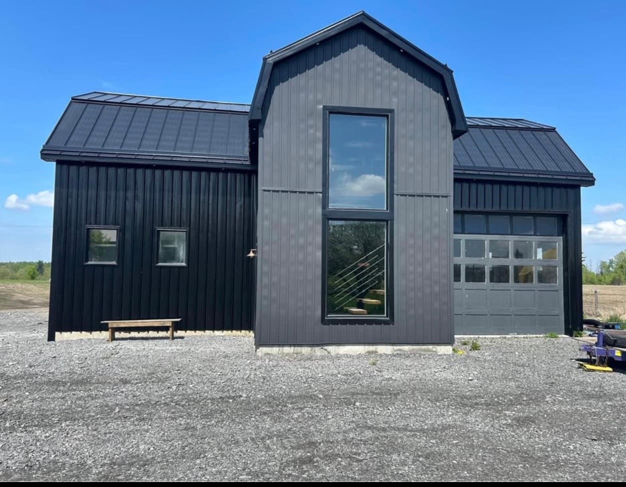 Two-storey barn shop space for rent in Carlsbad Springs