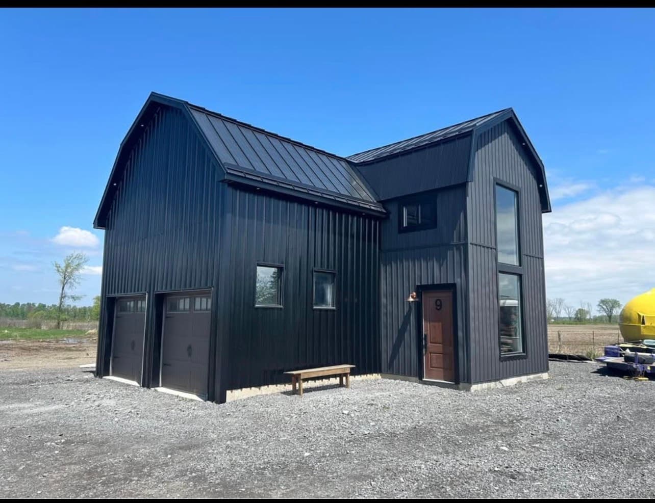 Two-storey barn shop space for rent in Carlsbad Springs