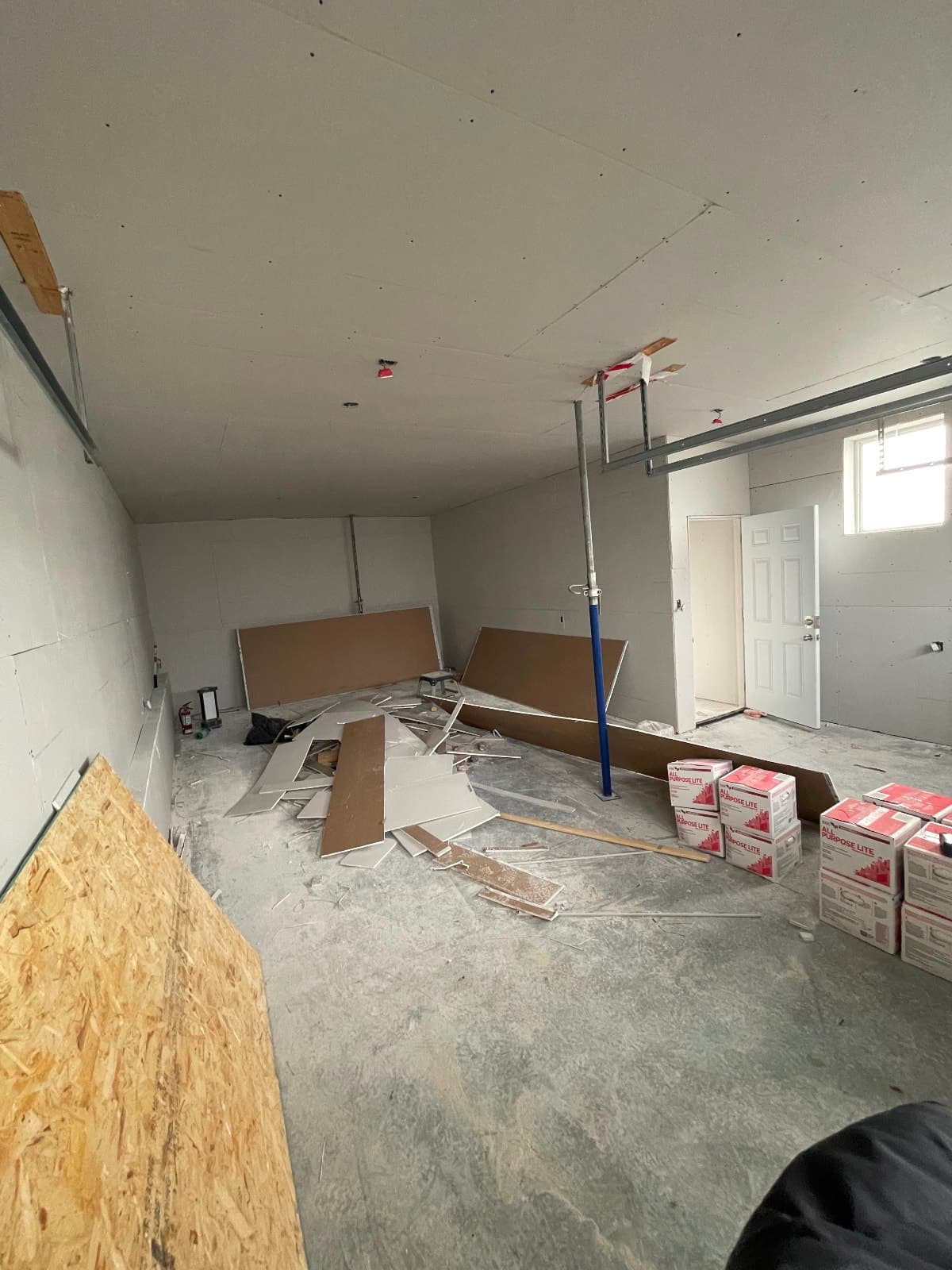 Two-storey barn shop space for rent in Carlsbad Springs