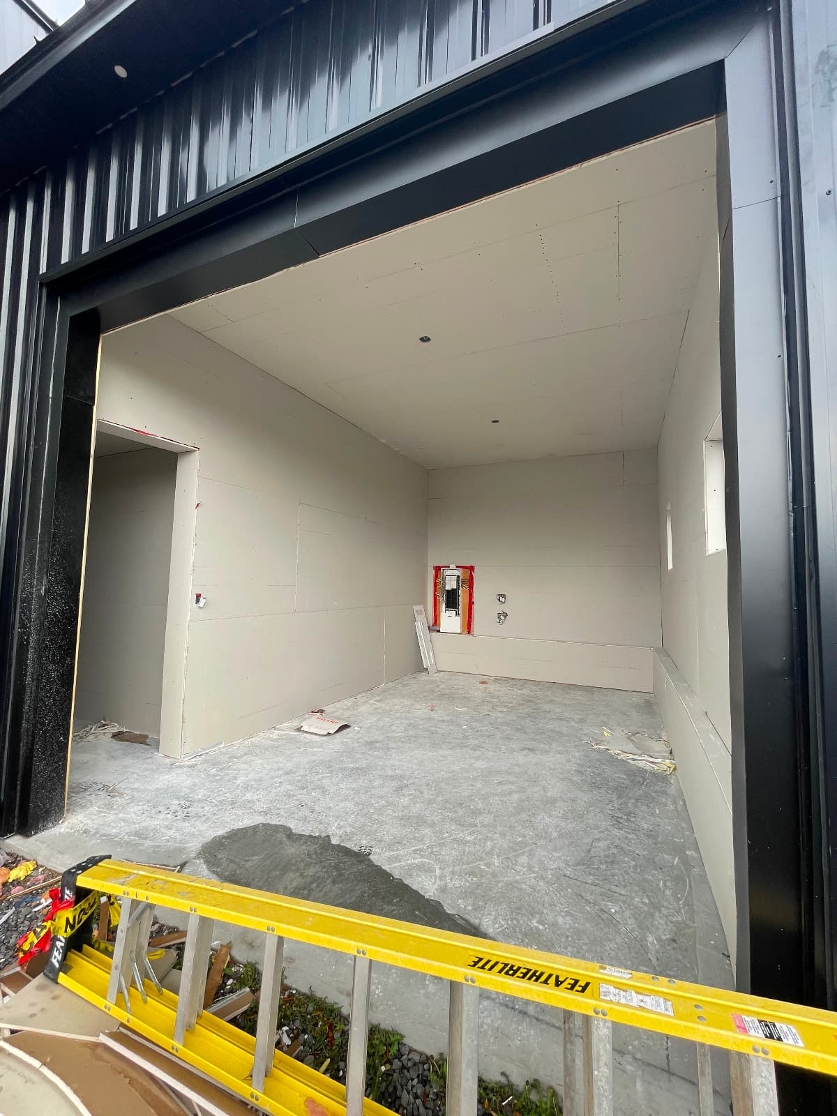 Two-storey barn shop space for rent in Carlsbad Springs