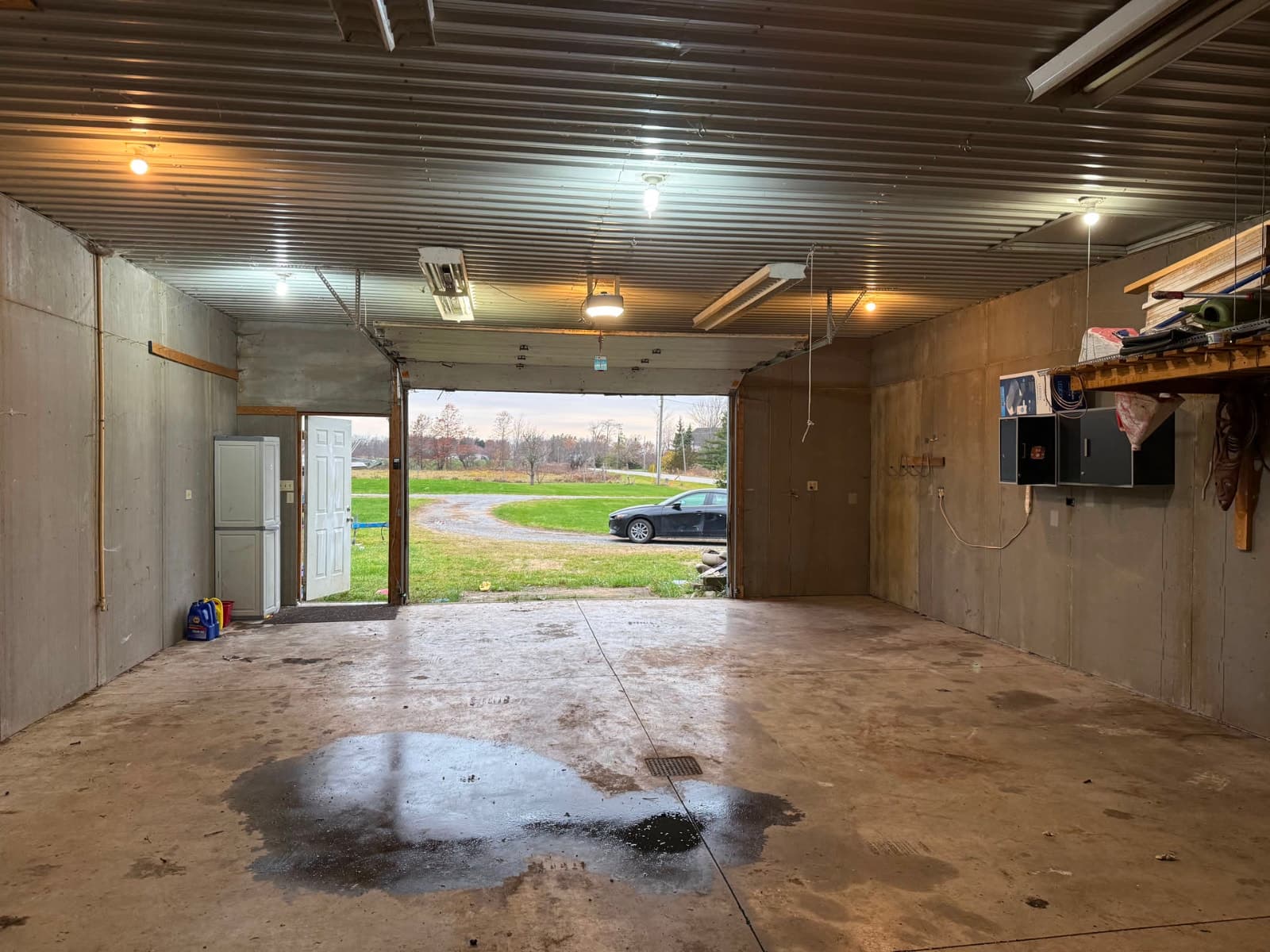 Large storage garage unit in Port Colborne