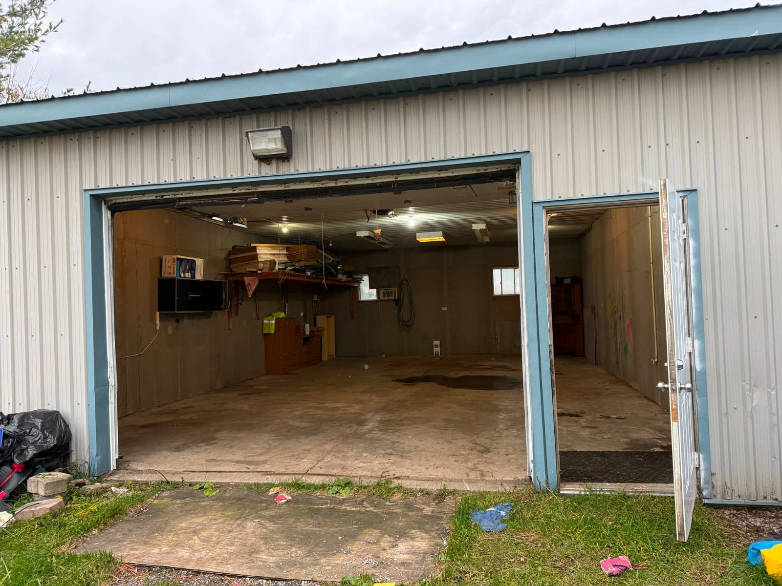 Large storage garage unit in Port Colborne