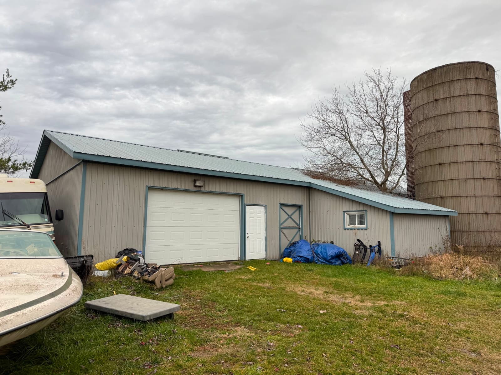 Large storage garage unit in Port Colborne