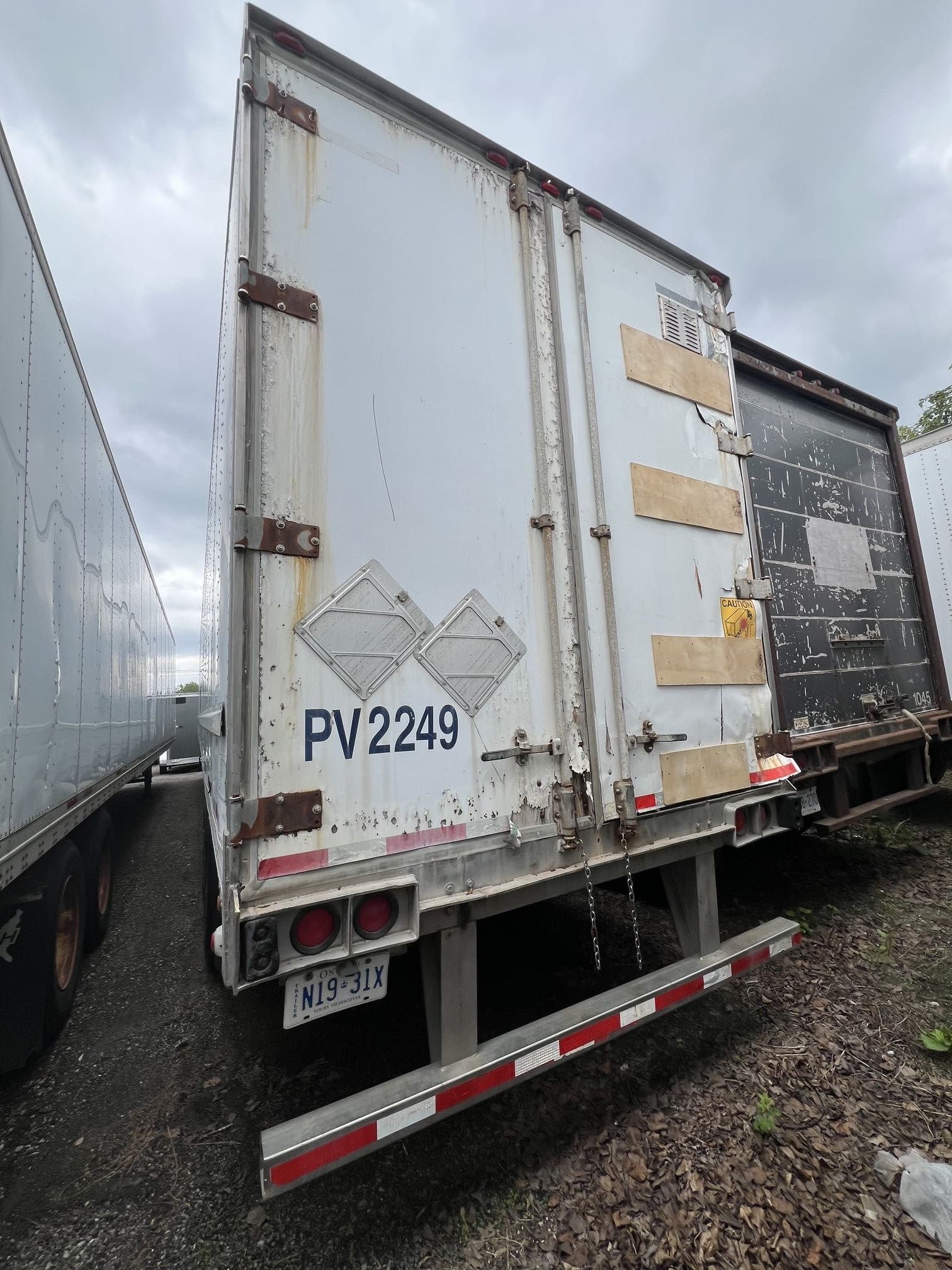 53-foot storage trailer with rear barn doors for rent