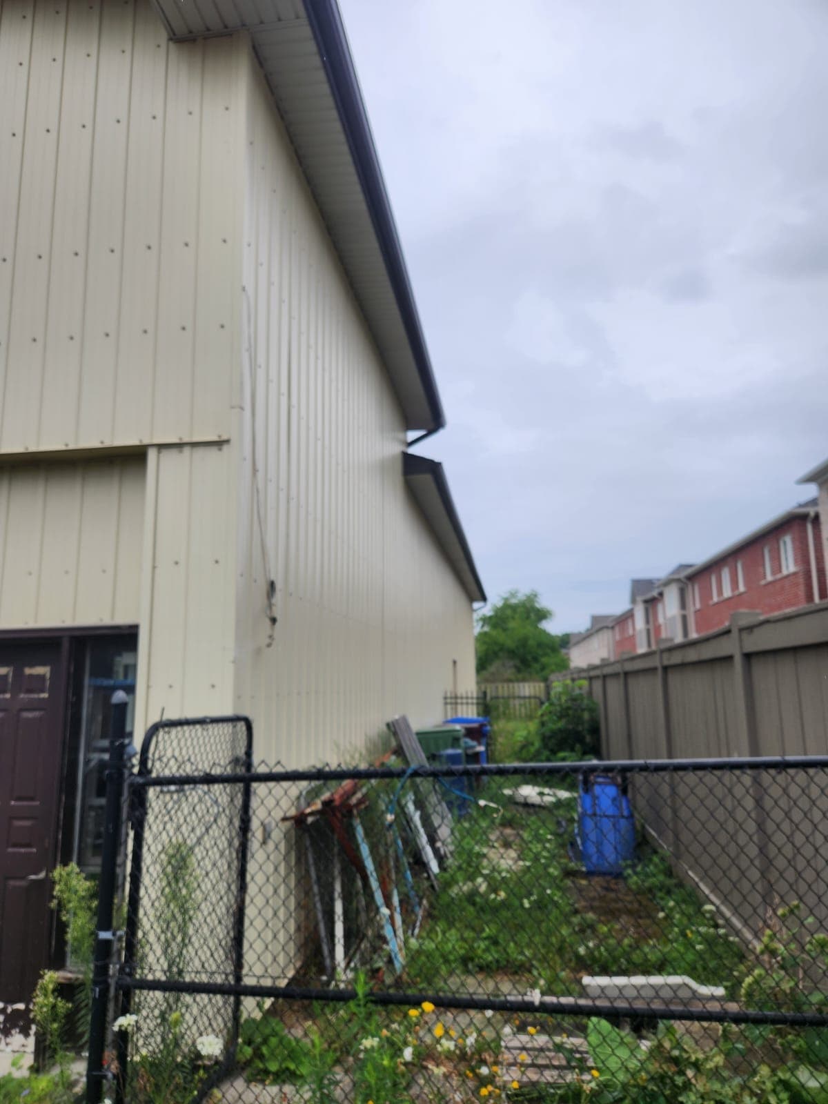 Large garage unit for vehicle and equipment storage