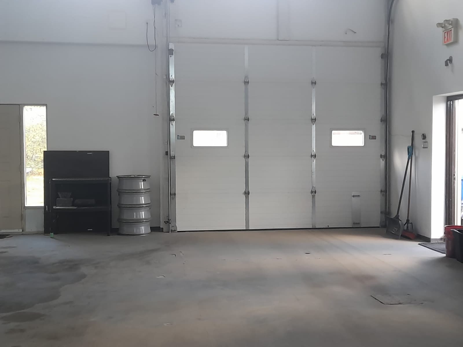 Large garage unit for vehicle and equipment storage