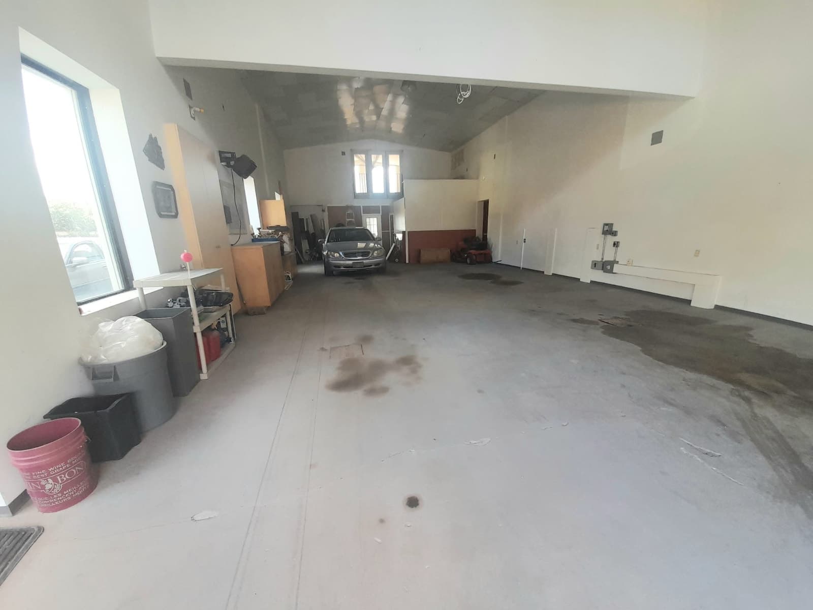 Large garage unit for vehicle and equipment storage