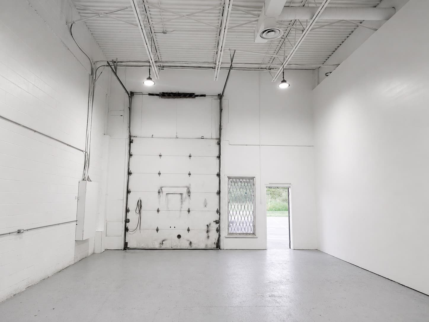 1,500 sqft warehouse bay with drive-in door