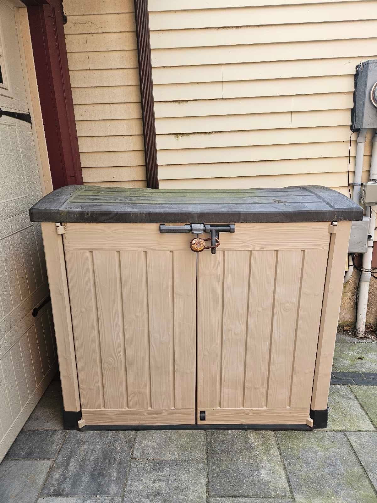 Outdoor storage bin for rent in Barrie