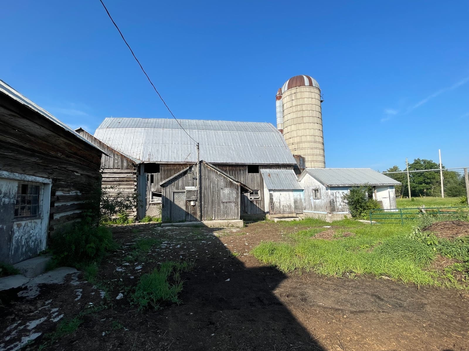 540-acre farm property with barn for storage & livestock